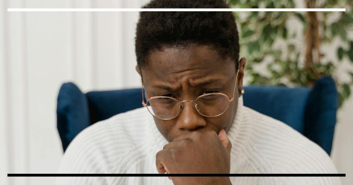 Pessoa com expressão de dúvida levando a mão ao rosto.