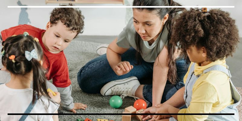 Crianças brincando sob a supervisão da professora