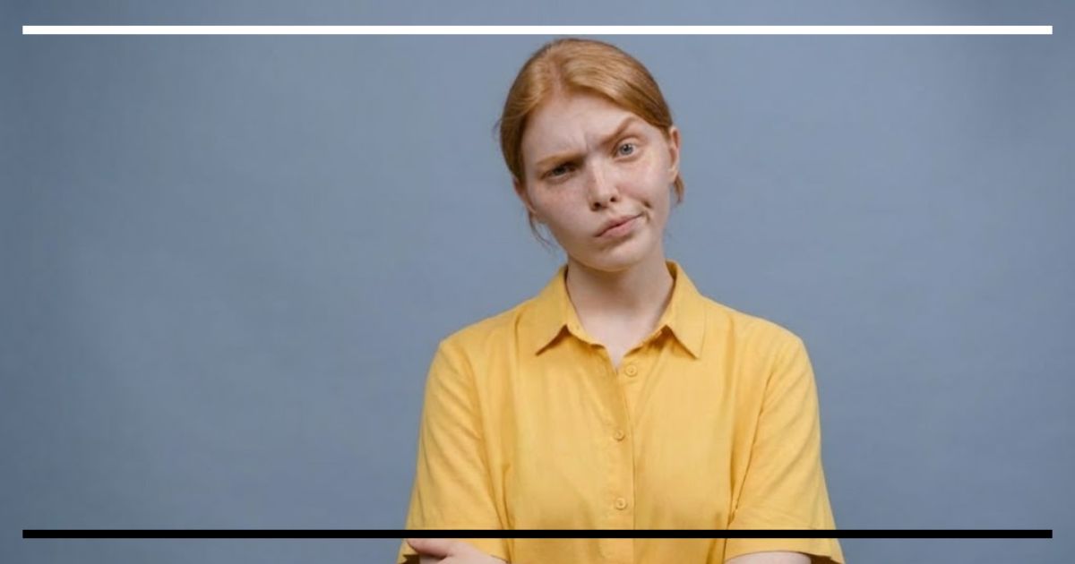 Mulher com expressão de dúvida e sobrancelha levantada, em fundo cinza, simbolizando questionamento científico.