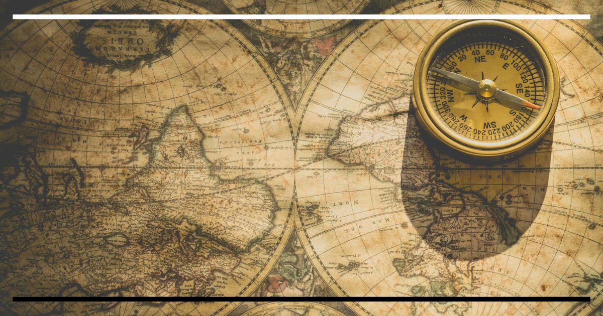 Mapa-múndi antigo com bússola metálica sobreposta.