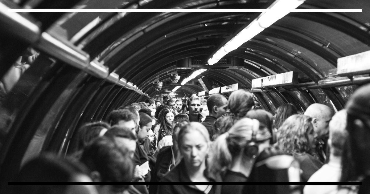 Multidão em túnel de metrô representando o cotidiano coletivo e as estruturas sociais observadas pela Sociologia.