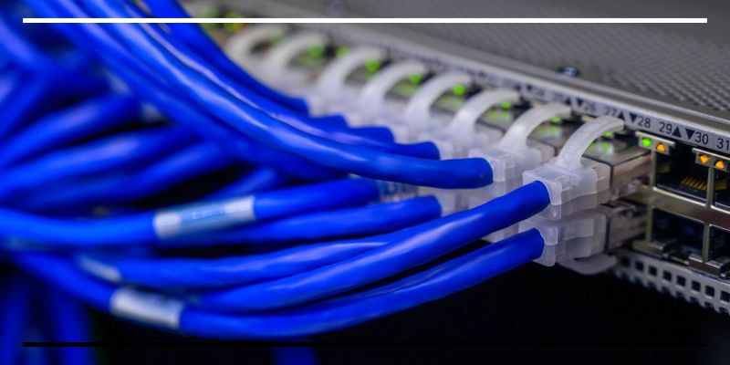 Cabos de rede azuis conectados a um servidor de dados.