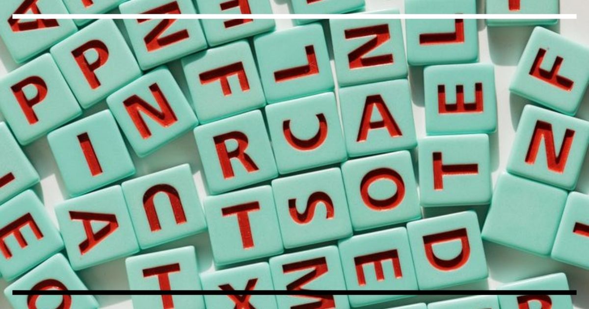 Letras soltas e embaralhadas sobre uma superfície, representando dificuldades relacionadas à leitura e à ortografia.