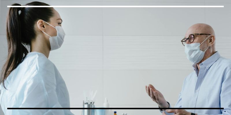 Médica dando atenção ao paciente.