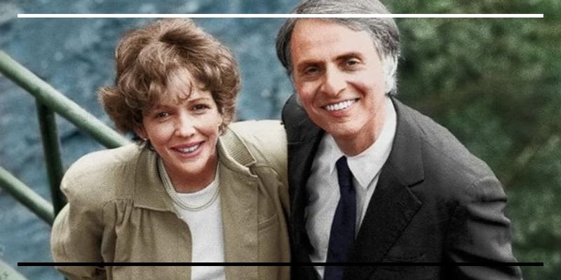 Carl Sagan e Ann Druyan sorrindo juntos.
