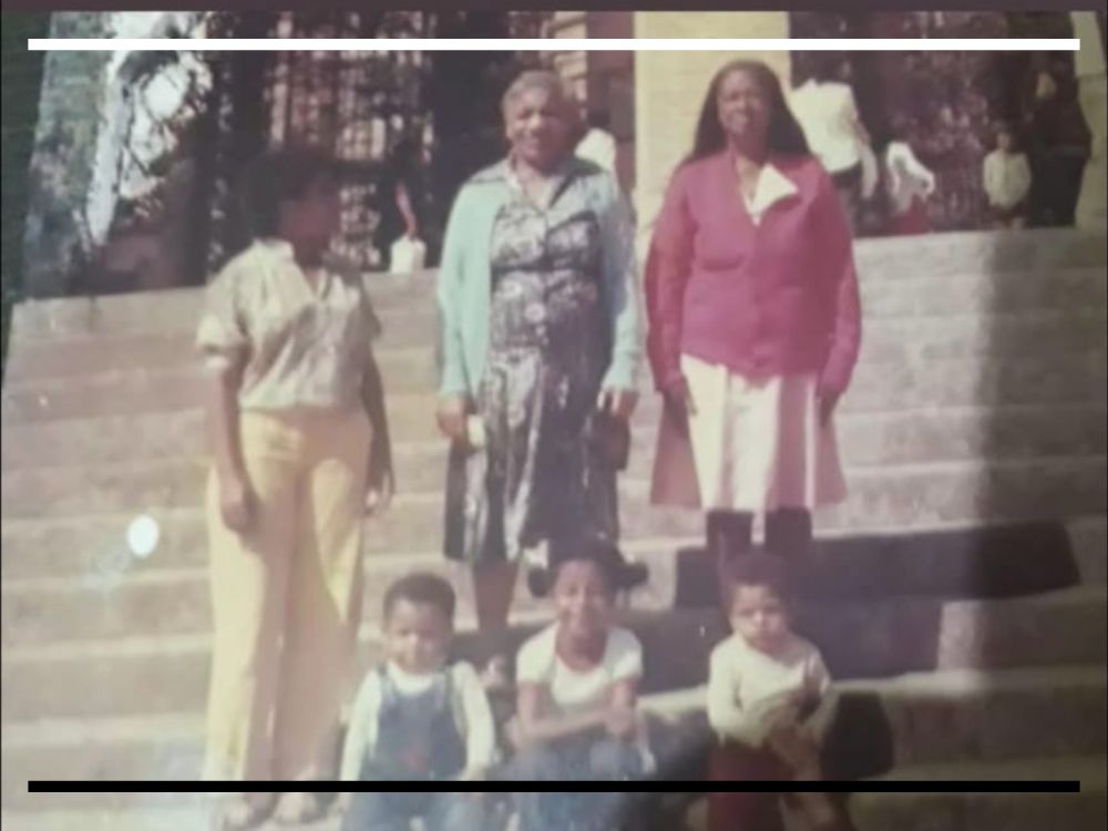 Família reunida nos degraus da Basílica Velha, em Aparecida (SP), em 1979. Na imagem, três crianças sentadas e três mulheres em pé, representando uma lembrança afetiva do passado.