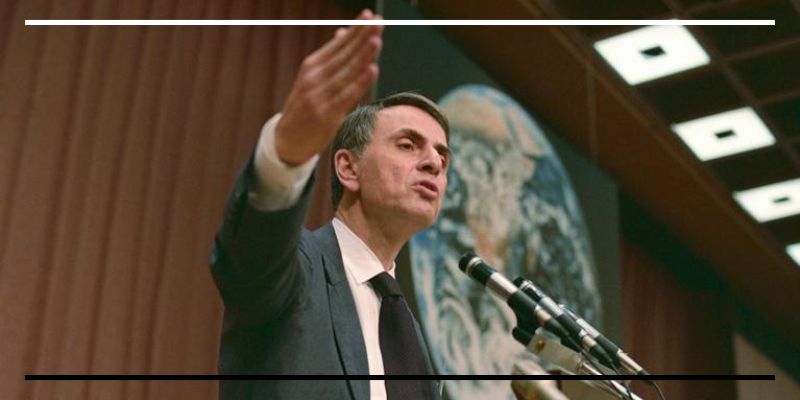 Carl Sagan discursando.