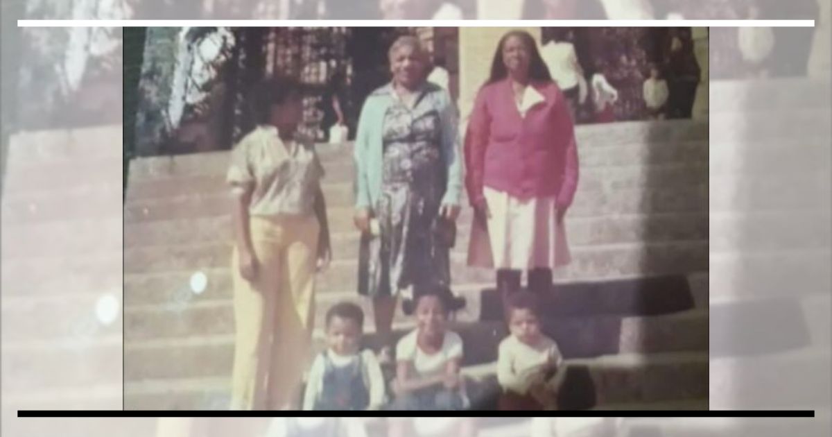 Fotografia de família nos degraus da Basílica Velha de Aparecida, em 1979, com três gerações reunidas.