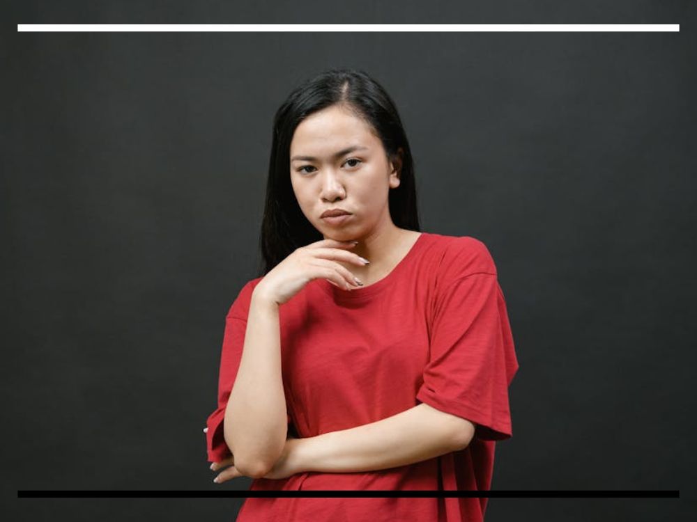 Mulher pensativa simbolizando reflexão sobre confiança e inteligência artificial.