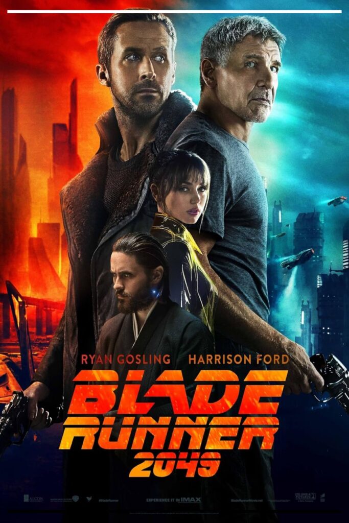 Pôster de Blade Runner 2049 (2017): K (Ryan Gosling) e Rick Deckard (Harrison Ford) em destaque, de costas um para o outro; paleta azul-ciano e laranja; cidade futurista com neons e veículos voadores ao fundo; retratos menores de Joi e Niander Wallace no centro.