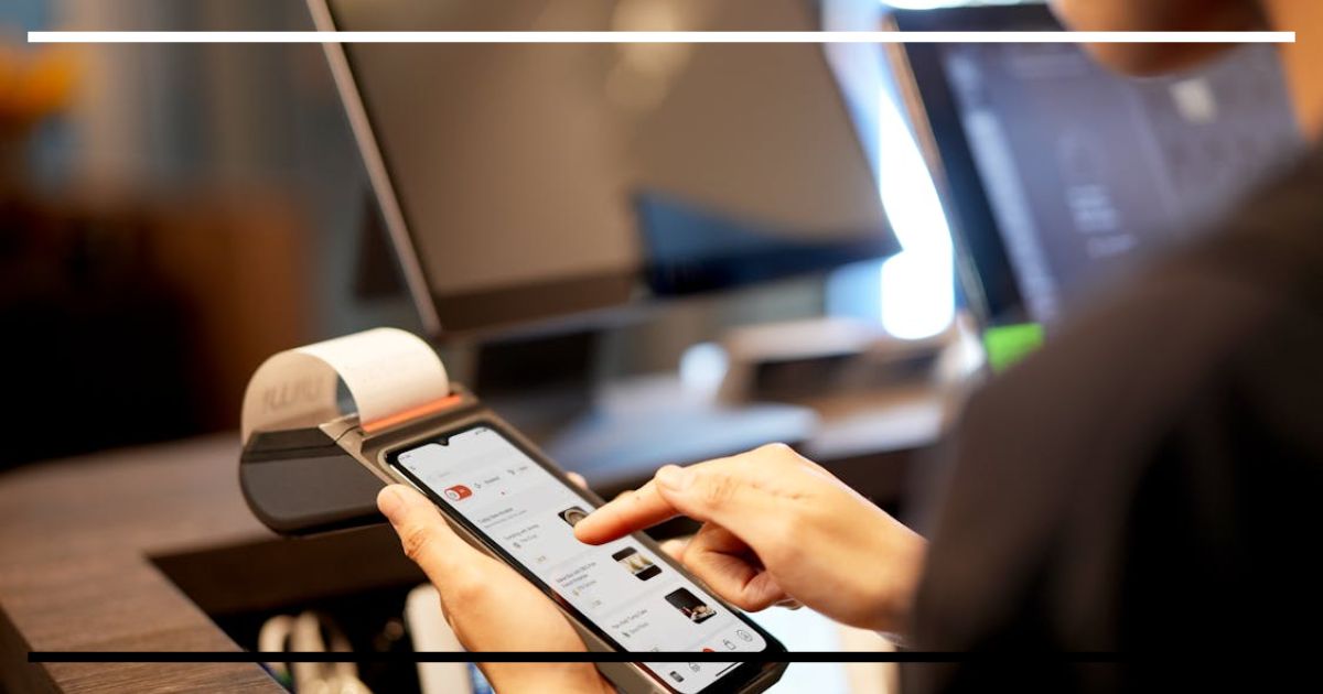 Pessoa usando aplicativo de vendas em terminal de caixa registradora.