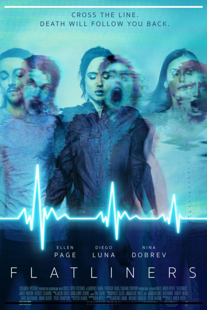Poster de Flatliners (2017) – montagem azulada com rostos em efeito “glitch” e linha de ECG; slogan “Cross the line. Death will follow you back.