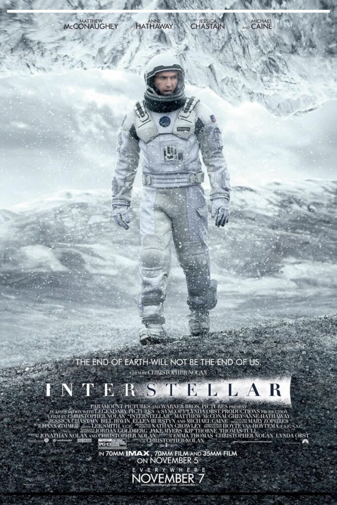 Pôster de Interstellar (2014): astronauta de traje branco em paisagem gelada, sob neve; título “Interstellar” na base.