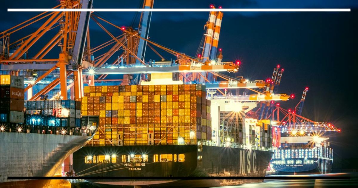 Navios porta contêineres atracados à noite em porto com guindastes, simbolizando comércio exterior e economia aberta.