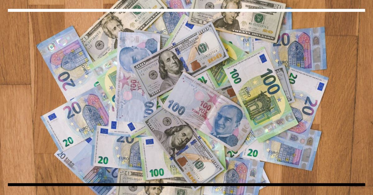 Cédulas de diferentes moedas espalhadas sobre madeira, sugerindo moedas de reserva e liquidez global.
