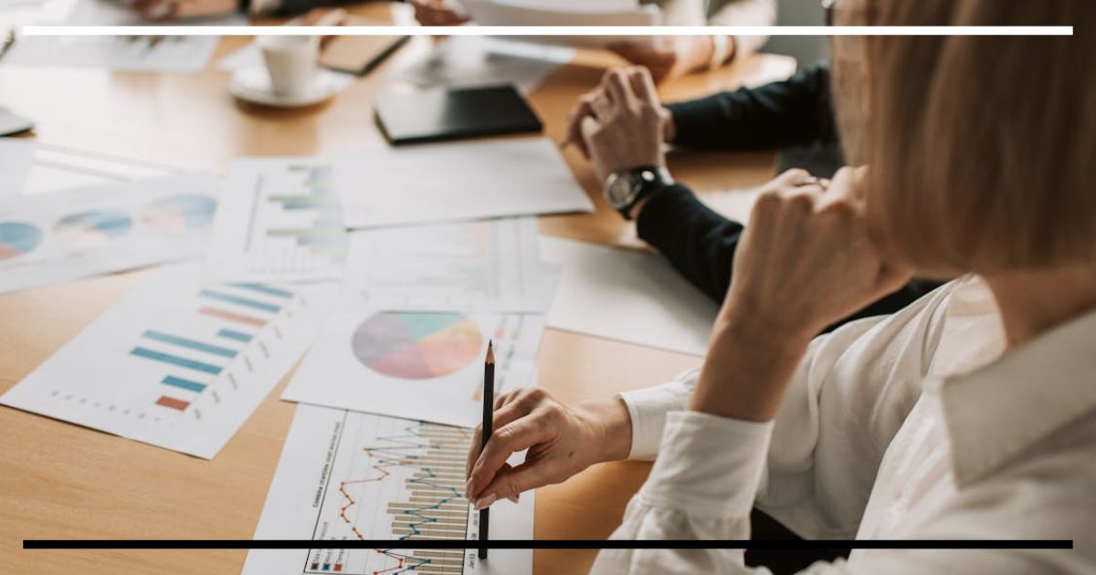 Reunião com analistas observando gráficos e relatórios econômicos sobre a mesa, simbolizando decisões de política monetária e fiscal.