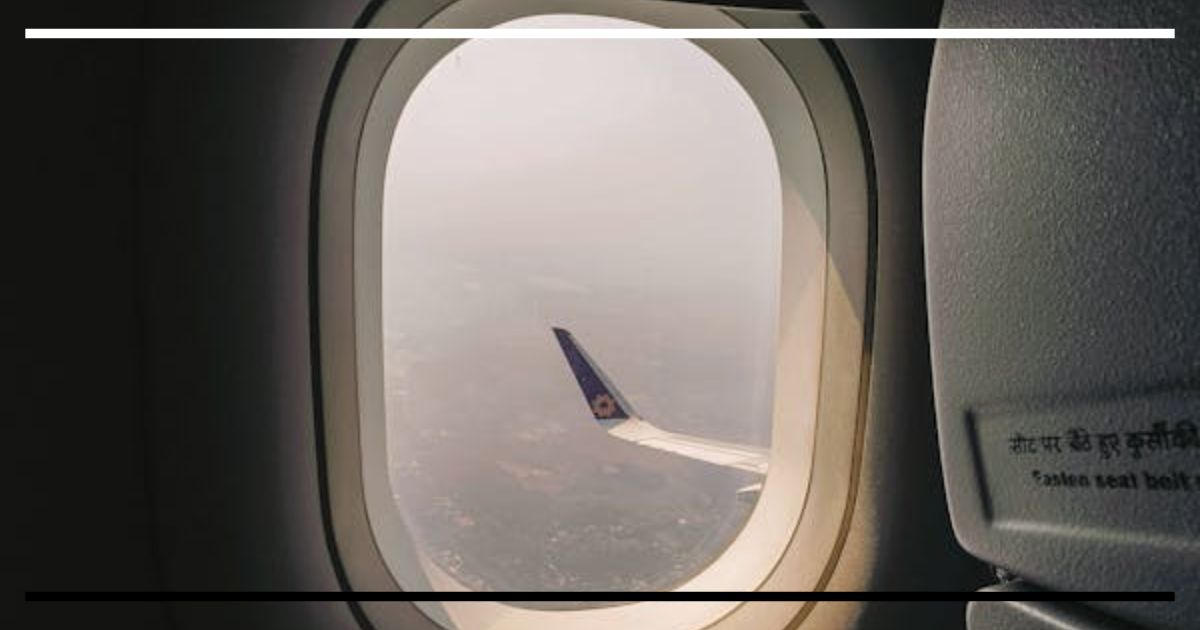 Janela de avião com parte da asa visível, sugerindo fluxos internacionais e movimentos de capital.