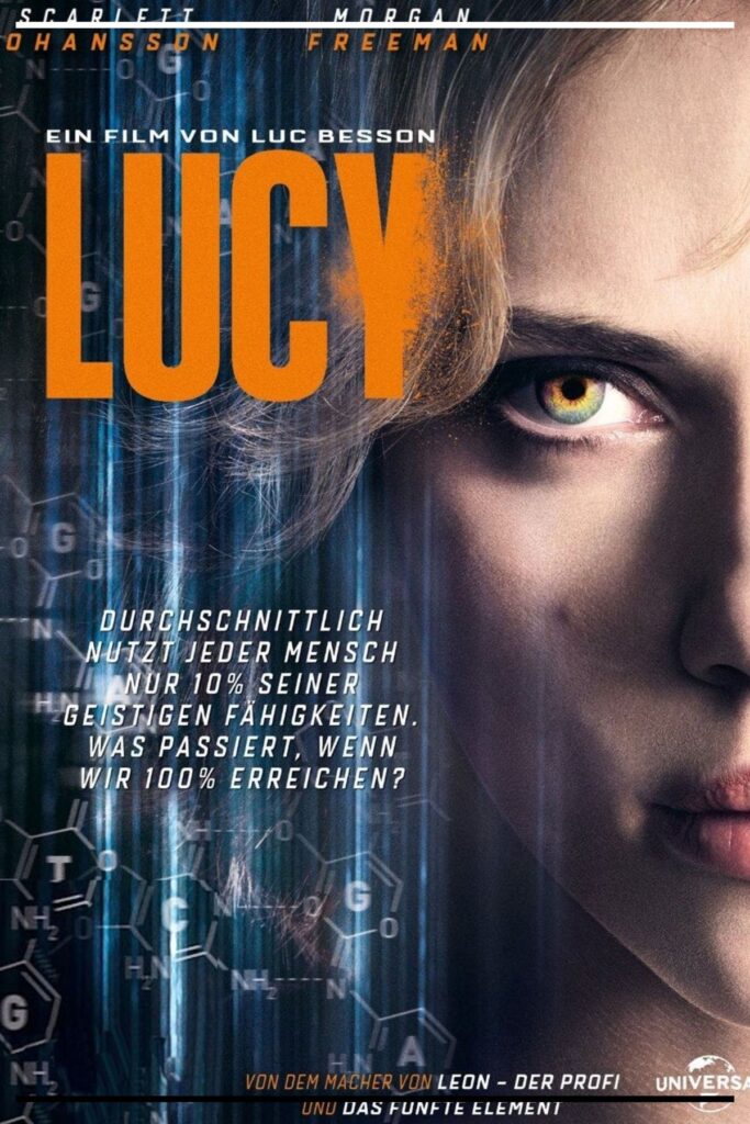 Pôster de Lucy (2014): close no rosto de Scarlett Johansson, título “LUCY” em laranja e grafismos de fórmulas ao fundo.