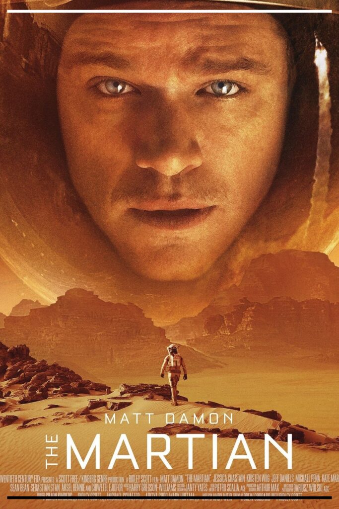 Pôster de Perdido em Marte (2015): close do rosto do astronauta no capacete; abaixo, figura pequena caminhando no deserto marciano.