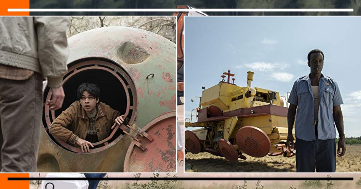 Jovem com cabelo cacheado espiando para fora de um portal esférico de metal enferrujado. À direita, homem negro de camisa azul e calça jeans em pé ao lado de um trator amarelo futurista.