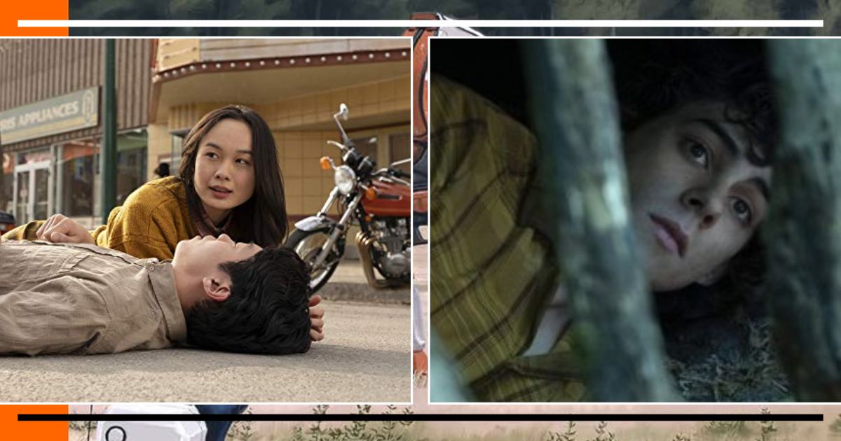 Jovem garota de casaco amarelo e óculos escuros deitada na rua olhando para um garoto de camisa cáqui. À direita, close no rosto de um garoto deitado na terra, olhando para cima através de galhos.