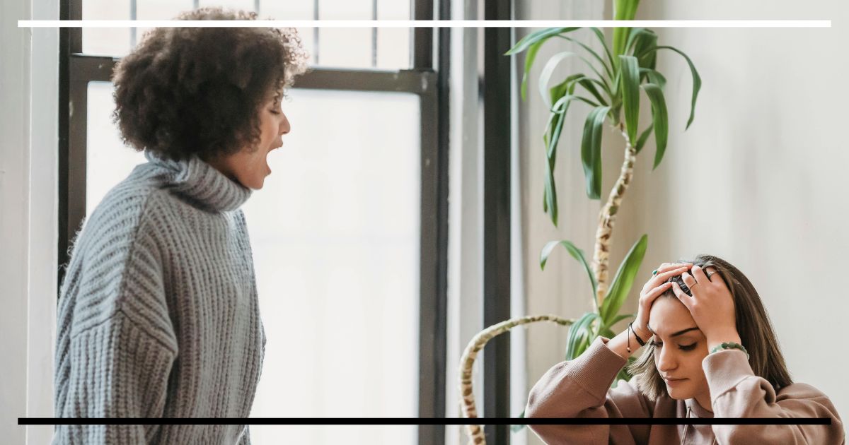 Mulher gritando enquanto outra pessoa escuta em silêncio, representando conflito de visões.