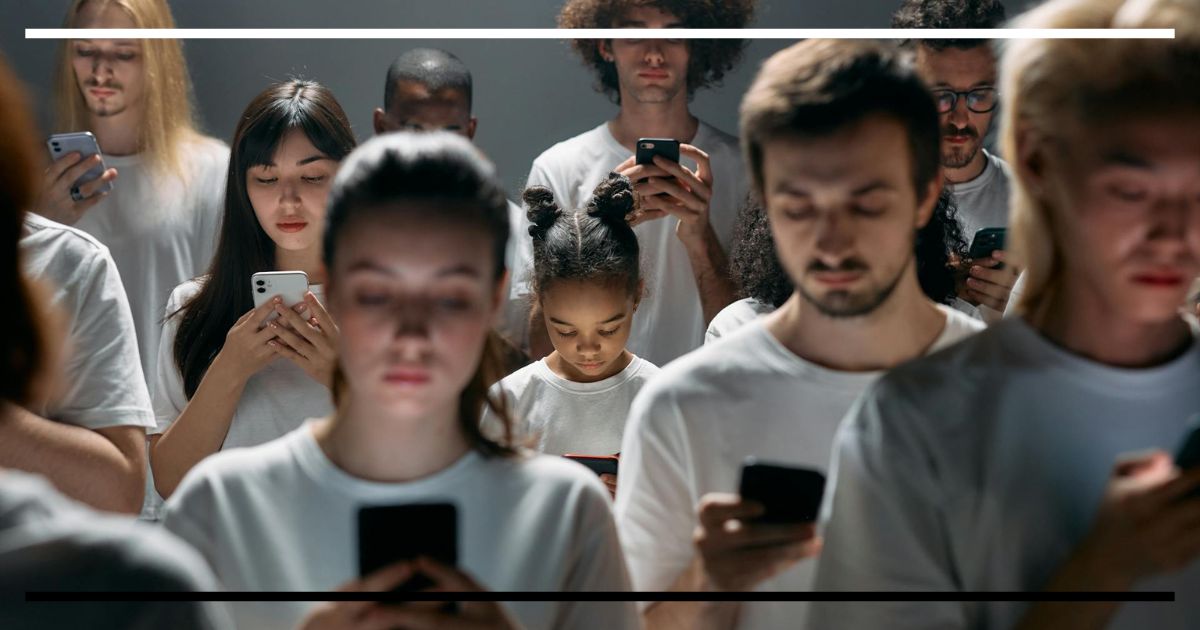 Grupo de pessoas olhando para telas de celulares em silêncio.