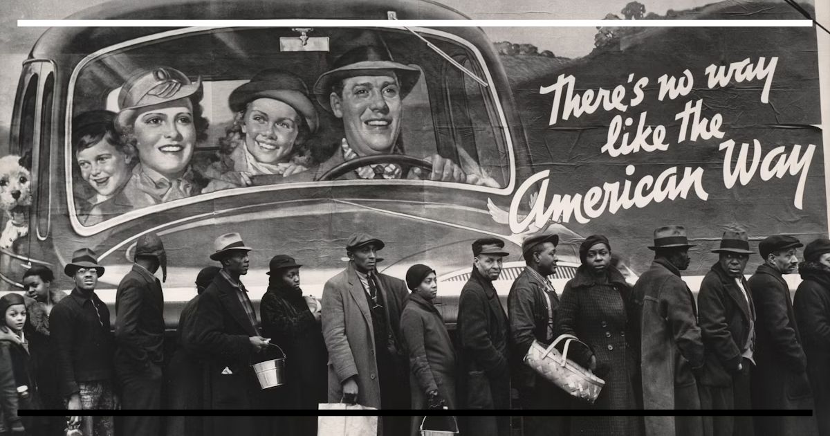 Fila de pessoas diante de outdoor “There’s no way like the American Way”.