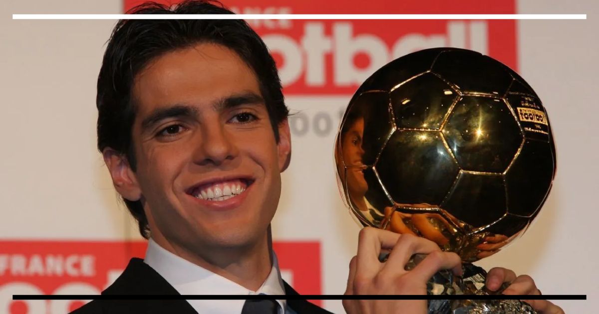 Jogador de futebol, Kaká, segurando o troféu Bola de Ouro.