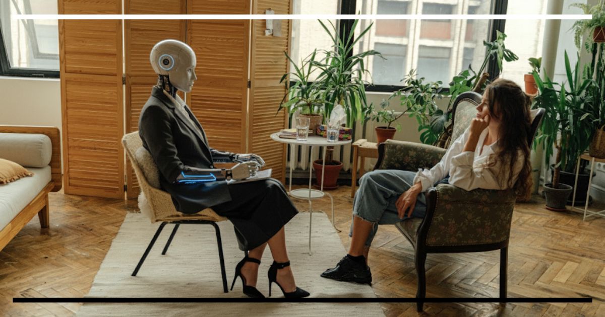 Robô humanóide entrevistando uma mulher em ambiente de terapia.