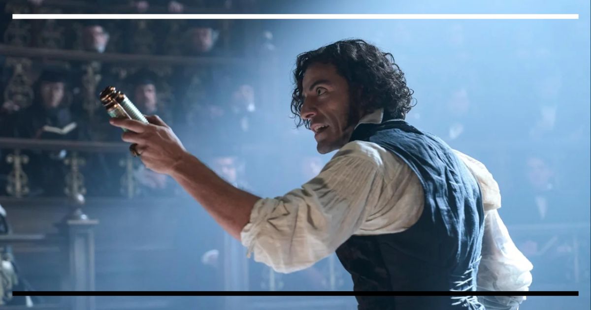 Cena da adaptação de Frankenstein da Netflix mostrando o cientista em um auditório diante de uma plateia, realizando uma demonstração pública.