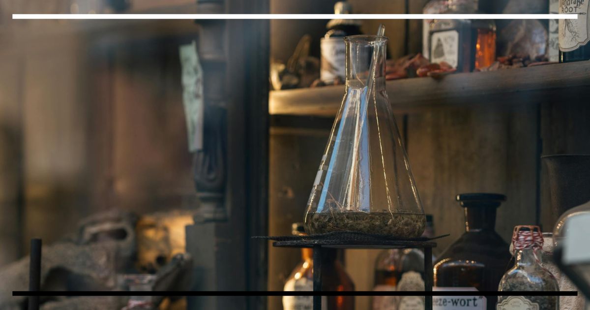 Frascos e vidrarias de um laboratório antigo, simbolizando o isolamento e a introspecção do criador na história de Frankenstein.