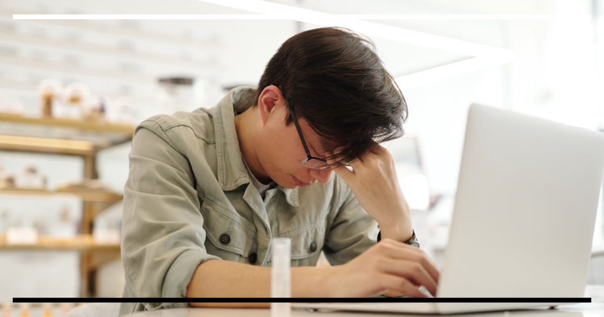 Ilustração sci-fi sobre responsabilidade tecnológica, ética do projeto, leis e custódia de sistemas autônomos.