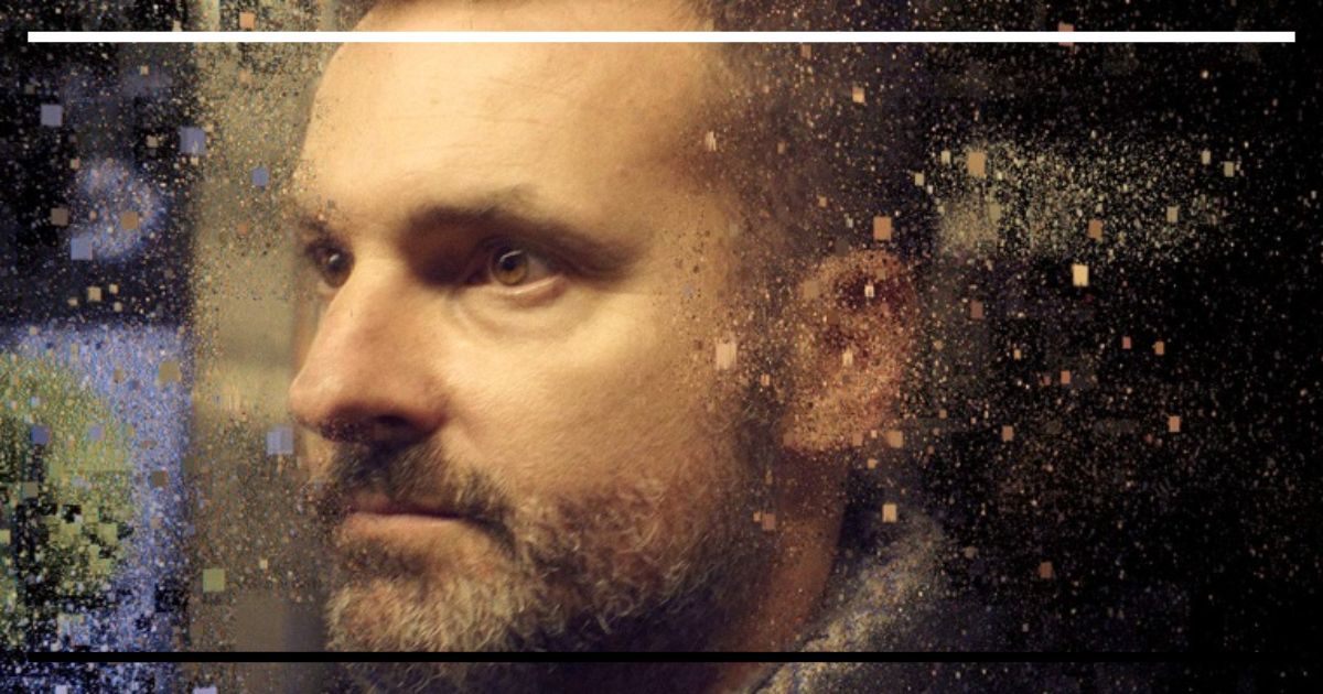 Retrato digital de um homem barbado em perfil, com sua cabeça se dissolvendo em pixels coloridos, simbolizando a fragmentação e a manipulação dos dados pessoais na era digital.