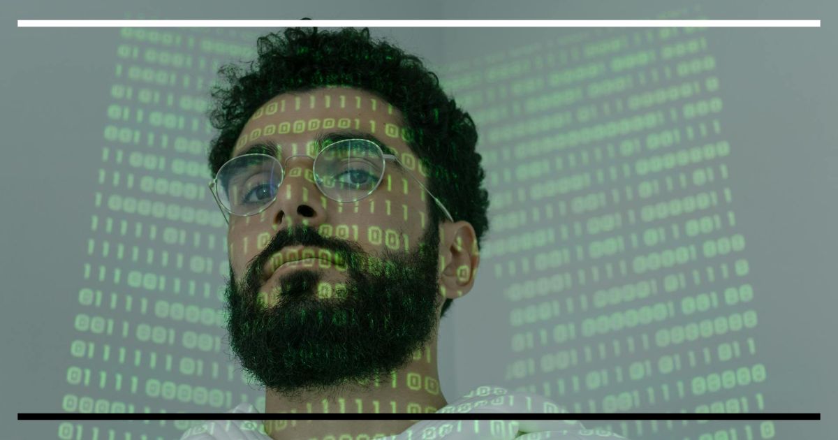 Homem com projeções de código binário no rosto, simbolizando a relação crítica entre tecnologia e educação profissional.