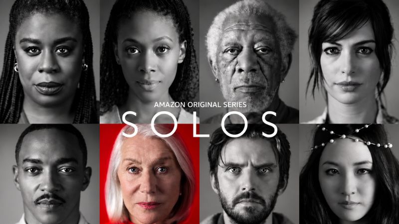 Peg em destaque colorido entre os demais personagens de Solos em preto e branco.