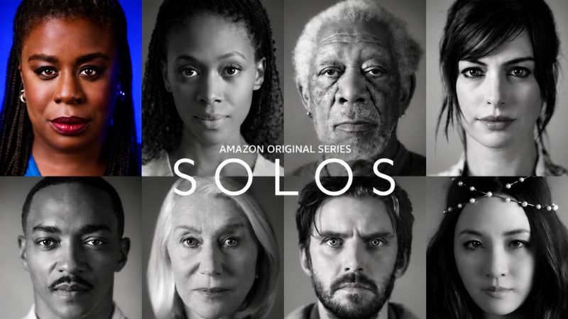 Sasha em destaque colorido entre os demais personagens de Solos em preto e branco.