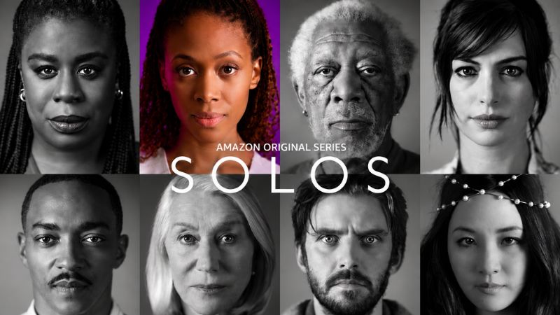 Nera em destaque colorido entre os demais personagens de Solos em preto e branco.
