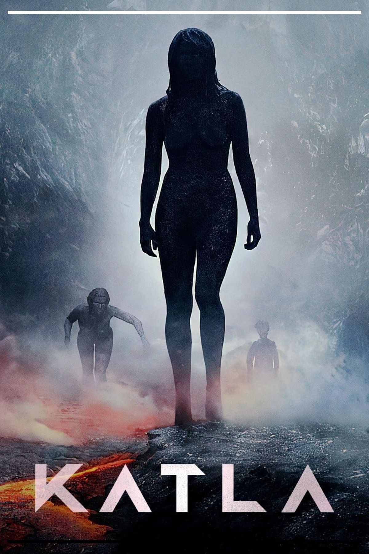Pôster da série Katla. Em destaque, uma figura feminina humanoide nua, coberta inteiramente por uma substância negra e viscosa (cinzas e lama), caminha sobre solo vulcânico com fissuras de lava brilhante. Ao fundo, em meio à névoa cinzenta, outras duas figuras escuras semelhantes emergem caminhando. O título "KATLA" aparece estilizado em branco na parte inferior.
