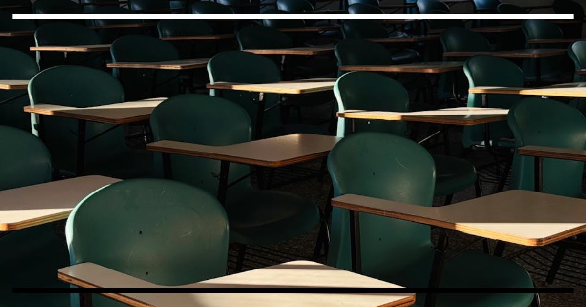 Sala de aula vazia na educação profissional e tecnológica.