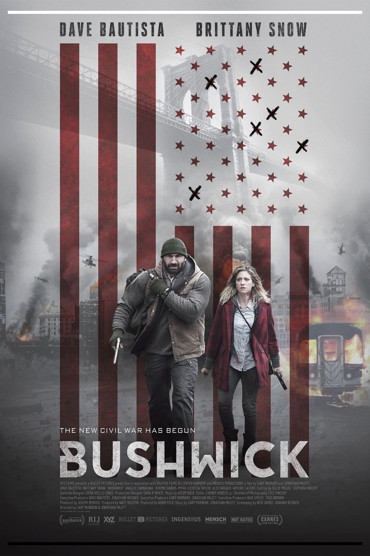Pôster do filme “Bushwick”: dois sobreviventes armados caminham em meio a fumaça e incêndios numa cidade em colapso; ao fundo, uma bandeira dos EUA estilizada com listras vermelhas verticais e estrelas marcadas com X, ponte e helicópteros no céu.