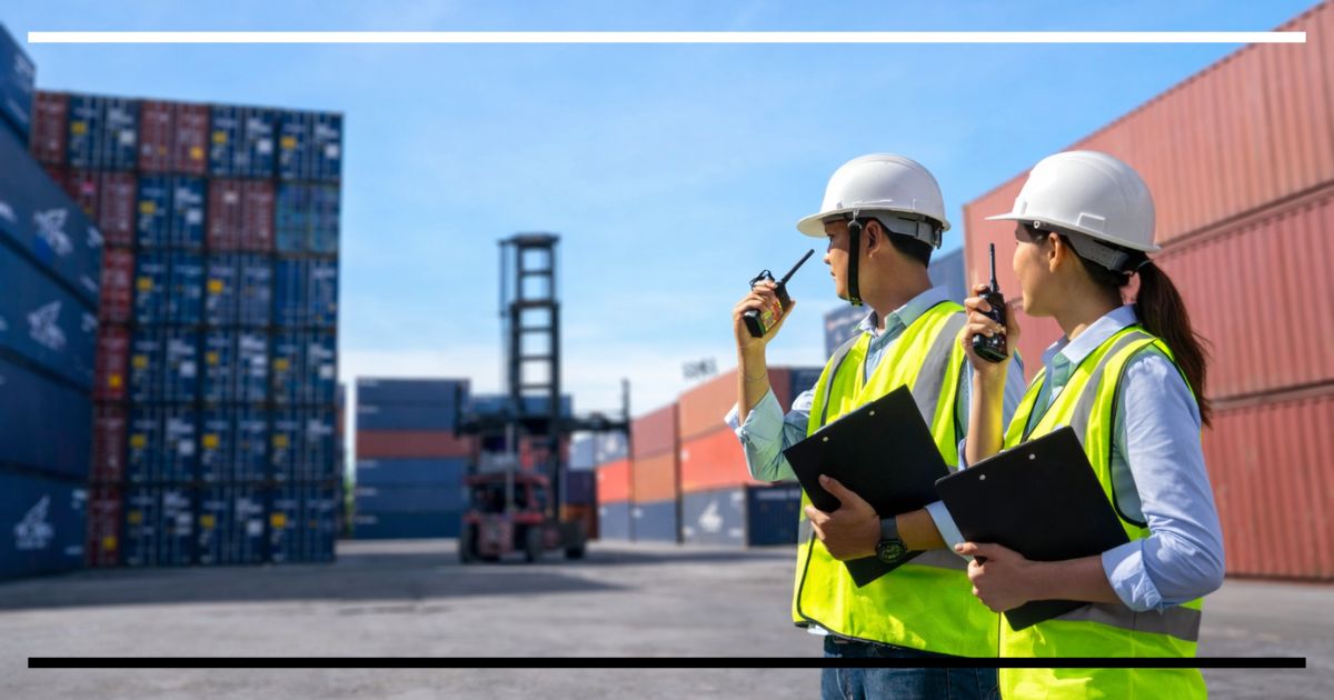 Profissionais com equipamentos de segurança coordenando operação em terminal de contêineres, representando o controle aduaneiro e a atuação de diferentes órgãos na importação.