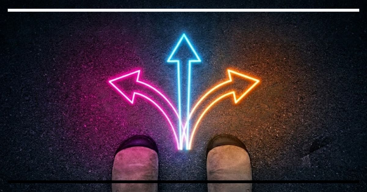 Setas neon coloridas apontando para direções diferentes sobre asfalto, vistas acima de dois pés, sugerindo escolhas e critérios.