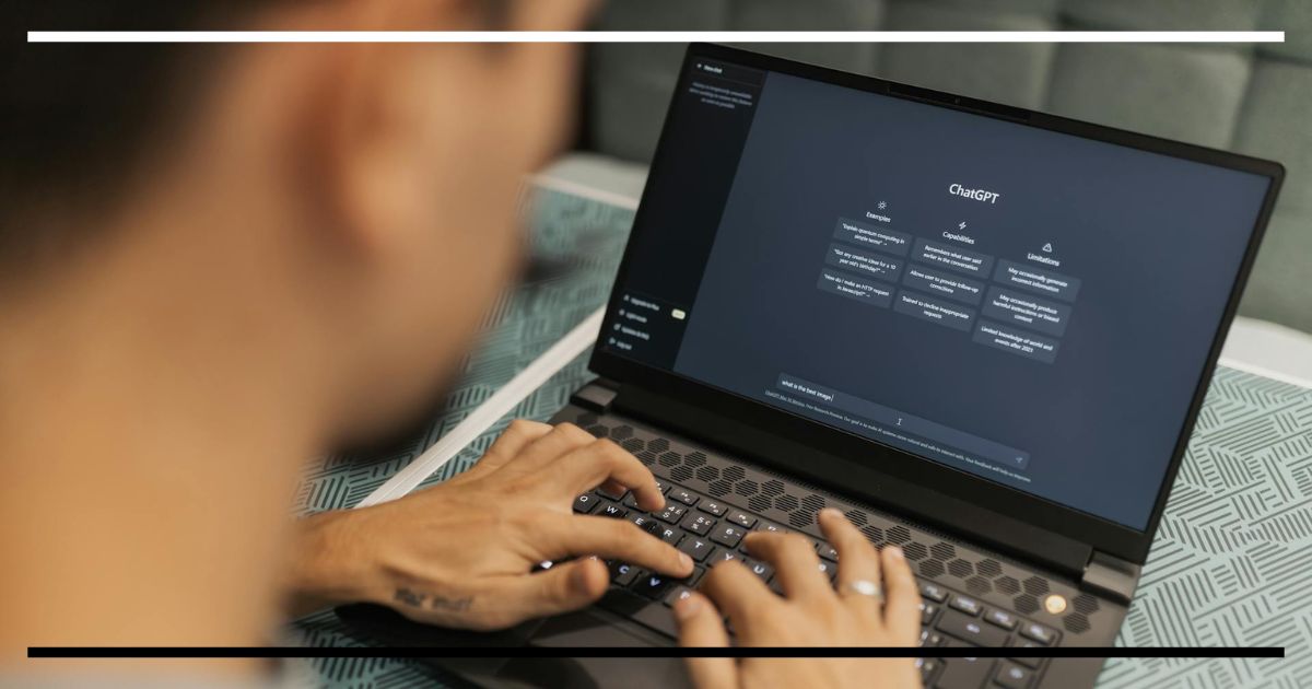 Pessoa digitando no notebook com a interface do ChatGPT aberta na tela.