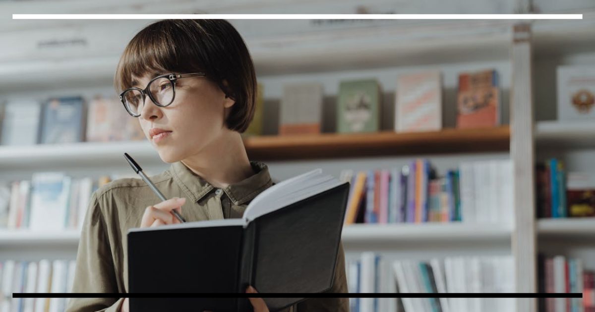 Pessoa com caderno aberto e olhar pensativo diante de estantes de livros, ilustrando a reflexão sobre currículo e poder na escolha do conhecimento escolar.