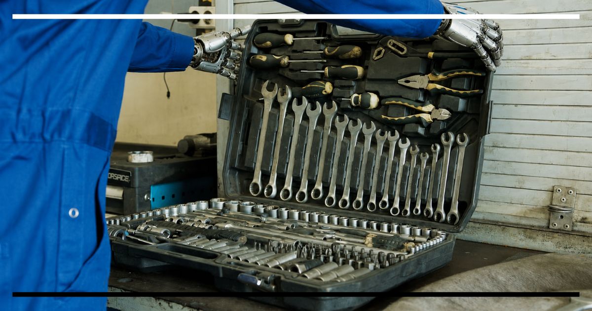 Mão robótica abre uma caixa de ferramentas completa e organizada, representando o harness como sistema estruturado que governa o que o modelo de IA pode acessar e utilizar.