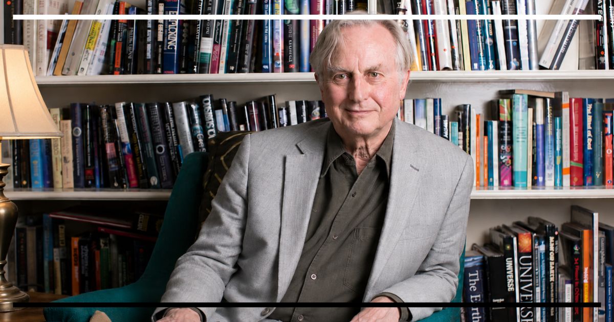 Richard Dawkins, biólogo evolutivo e autor de O Gene Egoísta, sentado diante de uma estante de livros.