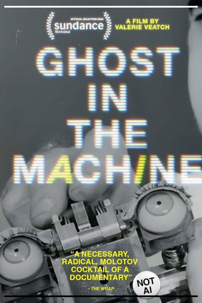 Pôster oficial do documentário Ghost in the Machine com a mesma fotografia em preto e branco dos olhos mecânicos de autômato, título em tipografia de varredura CRT sobre a imagem, selo de Seleção Oficial do Sundance 2026 no topo e um selo circular "NOT AI" no canto inferior direito.