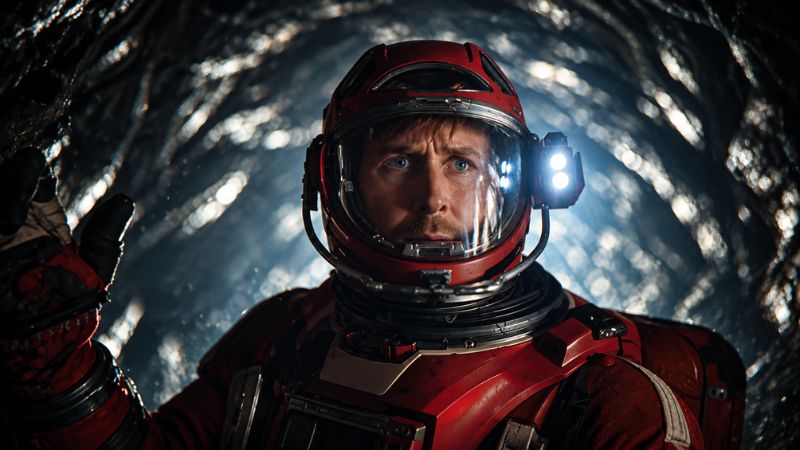 Astronauta com traje e capacete vermelhos em um compartimento da nave, em Devoradores de Estrelas.