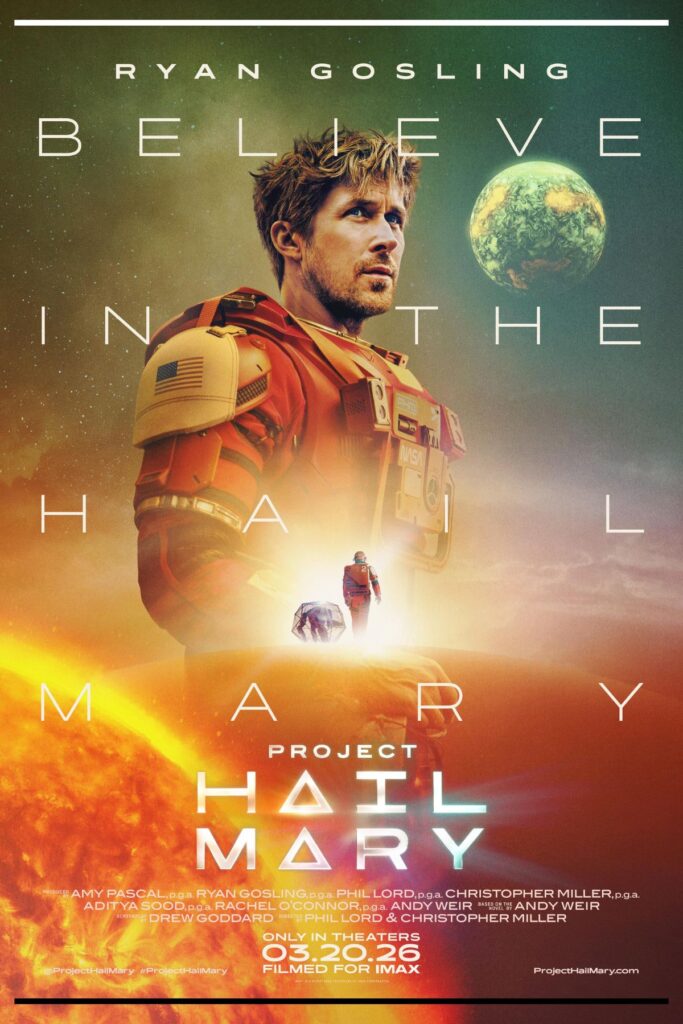 Pôster de Project Hail Mary com Ryan Gosling usando traje espacial, um planeta ao fundo, uma figura caminhando sobre uma superfície alaranjada e uma estrela ocupando a parte inferior da imagem.